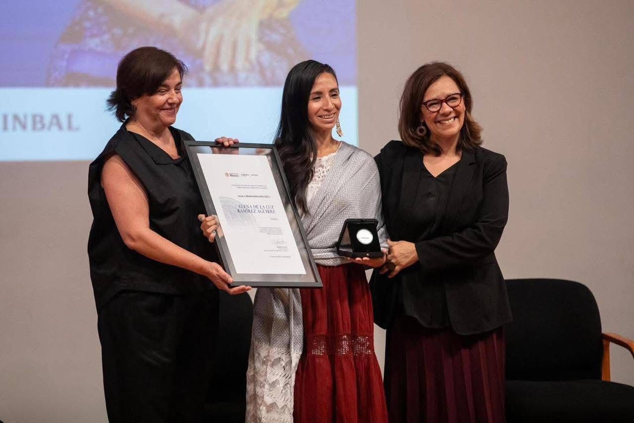 Recibe Medalla Bellas Artes 2025 Elena de la Luz Ramírez Aguirre por legado en el son jarocho