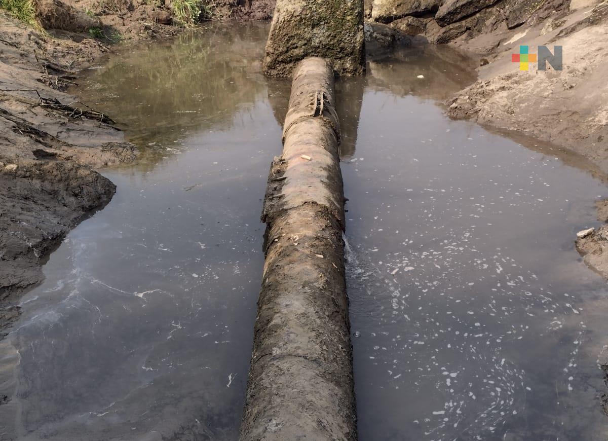 Reparan fuga de agua en tubería de Coatzacoalcos
