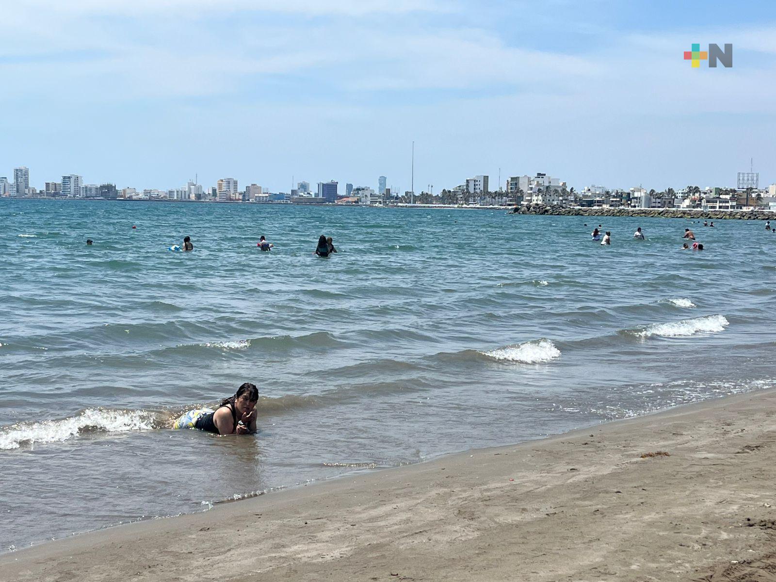 Turistas llenan playas de Veracruz