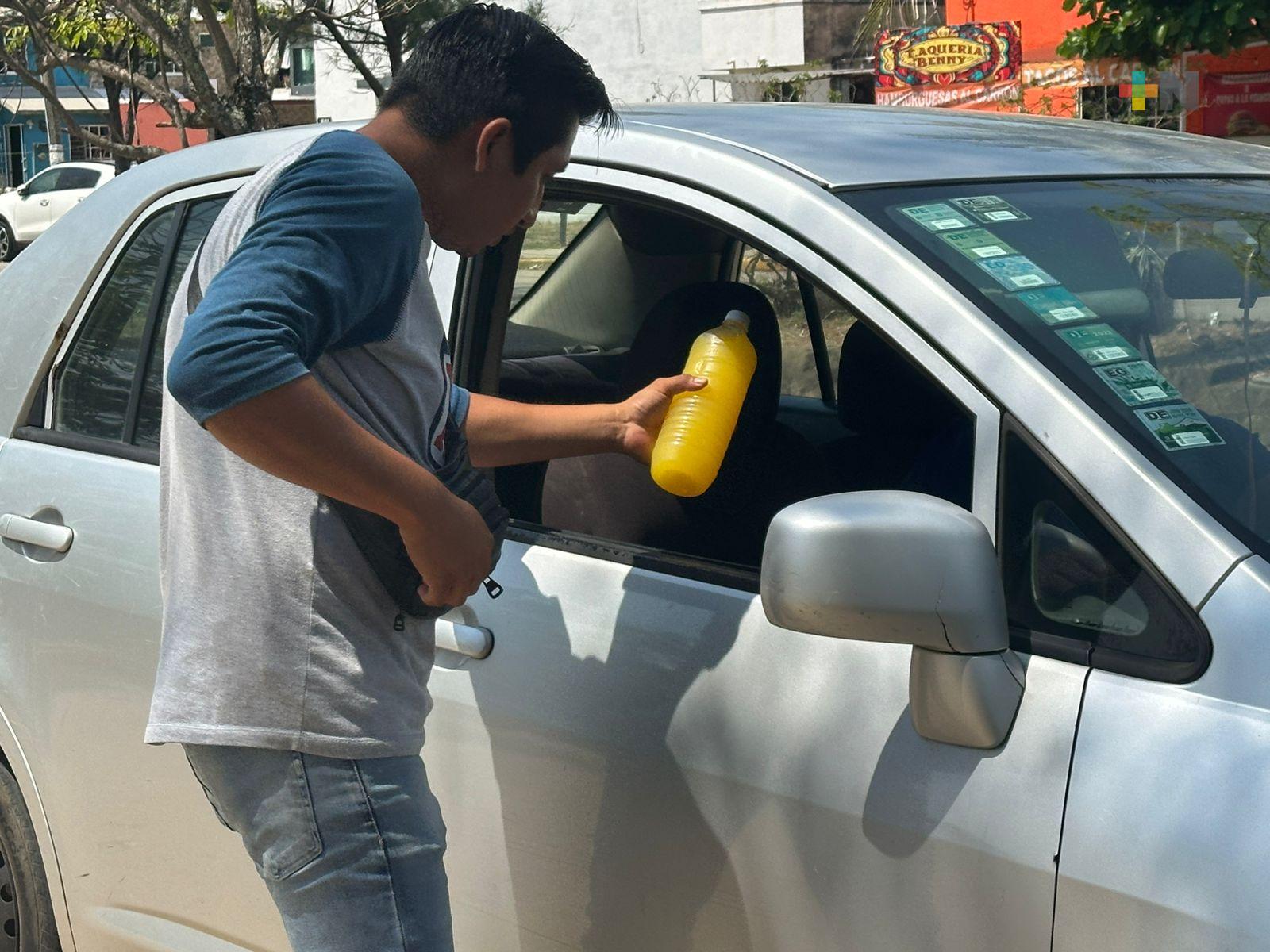 Demanda de bebidas para calmar la sed aumenta en Coatzacoalcos