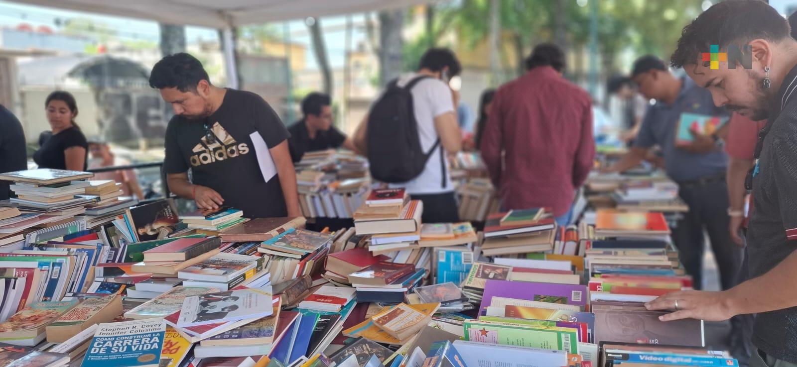 Jóvenes de Xalapa organizan remates de libros