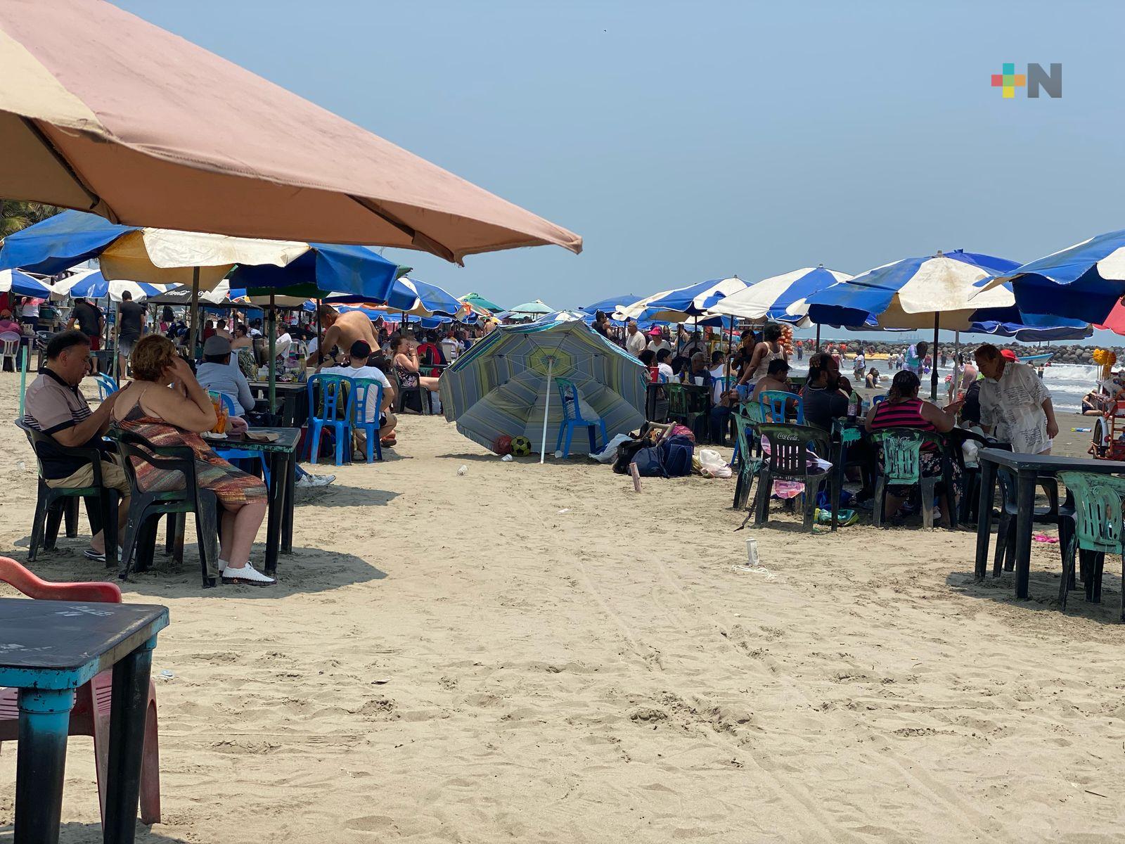 Vacacionistas llegan a playas de Veracruz aprovechando el megapuente