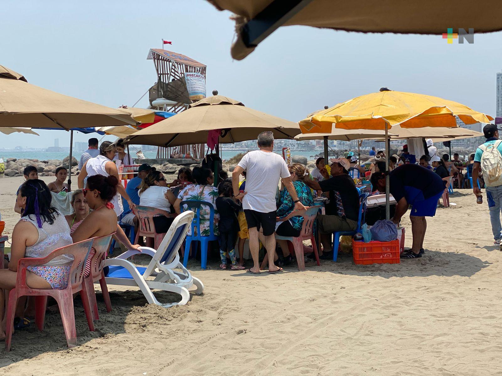 Bañistas aprovechan un día de asueto para disfrutar la playa