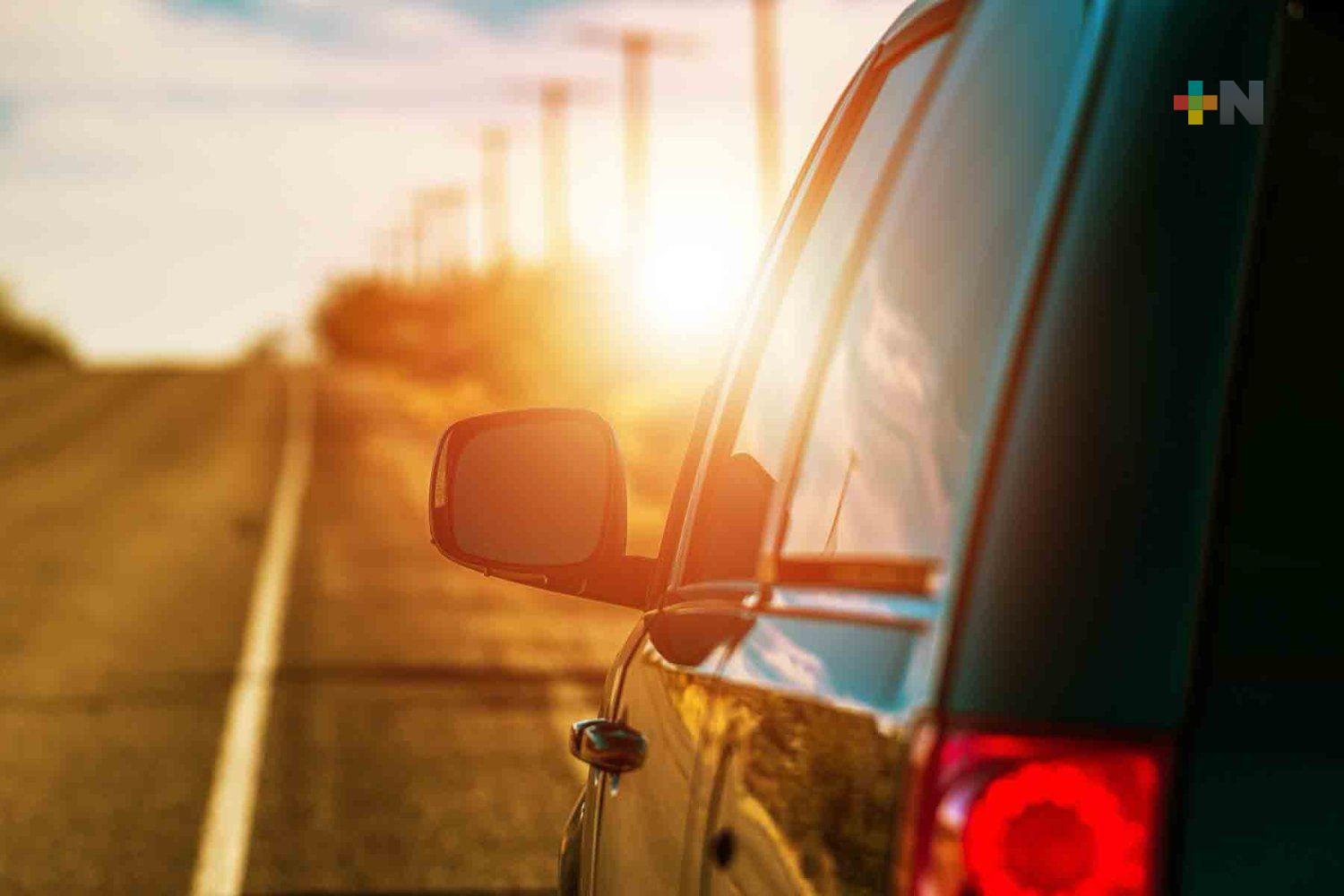 Alimentos y electrónicos entre productos que no deben dejarse en autos expuestos al calor