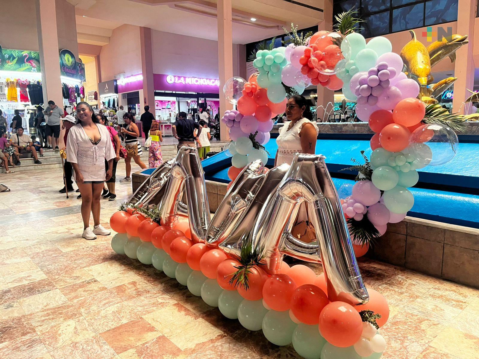 Celebran Día de las Madres en la Plaza Acuario de Veracruz