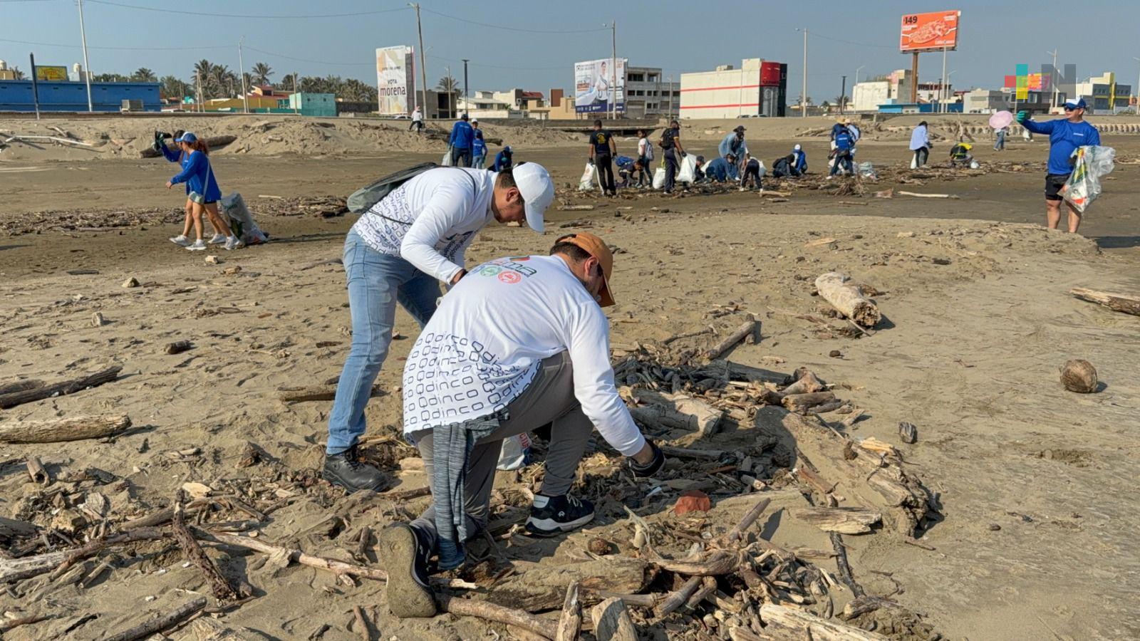 Retiran toneladas de residuos de la playa en Coatzacoalcos