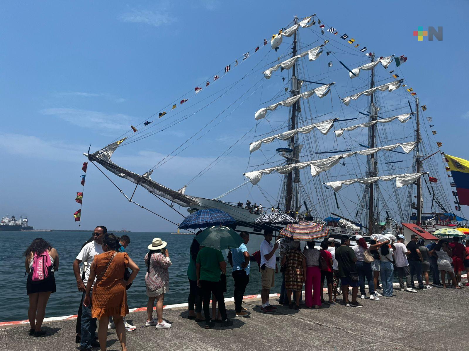 Turistas y locales visitan el buque Simón Bolívar en el puerto de Veracruz