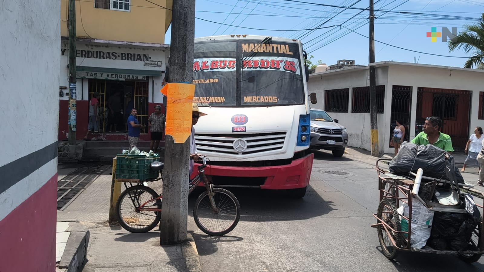 Autobús de pasajeros se impacta con bolardos en Boca del Río
