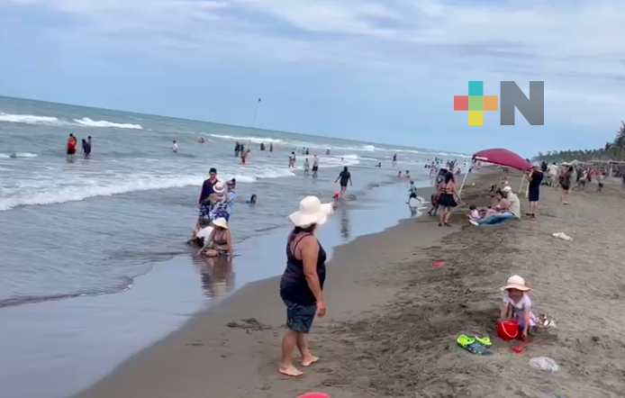 Miles de turistas llegan a playas de Costa Esmeralda cada fin de semana
