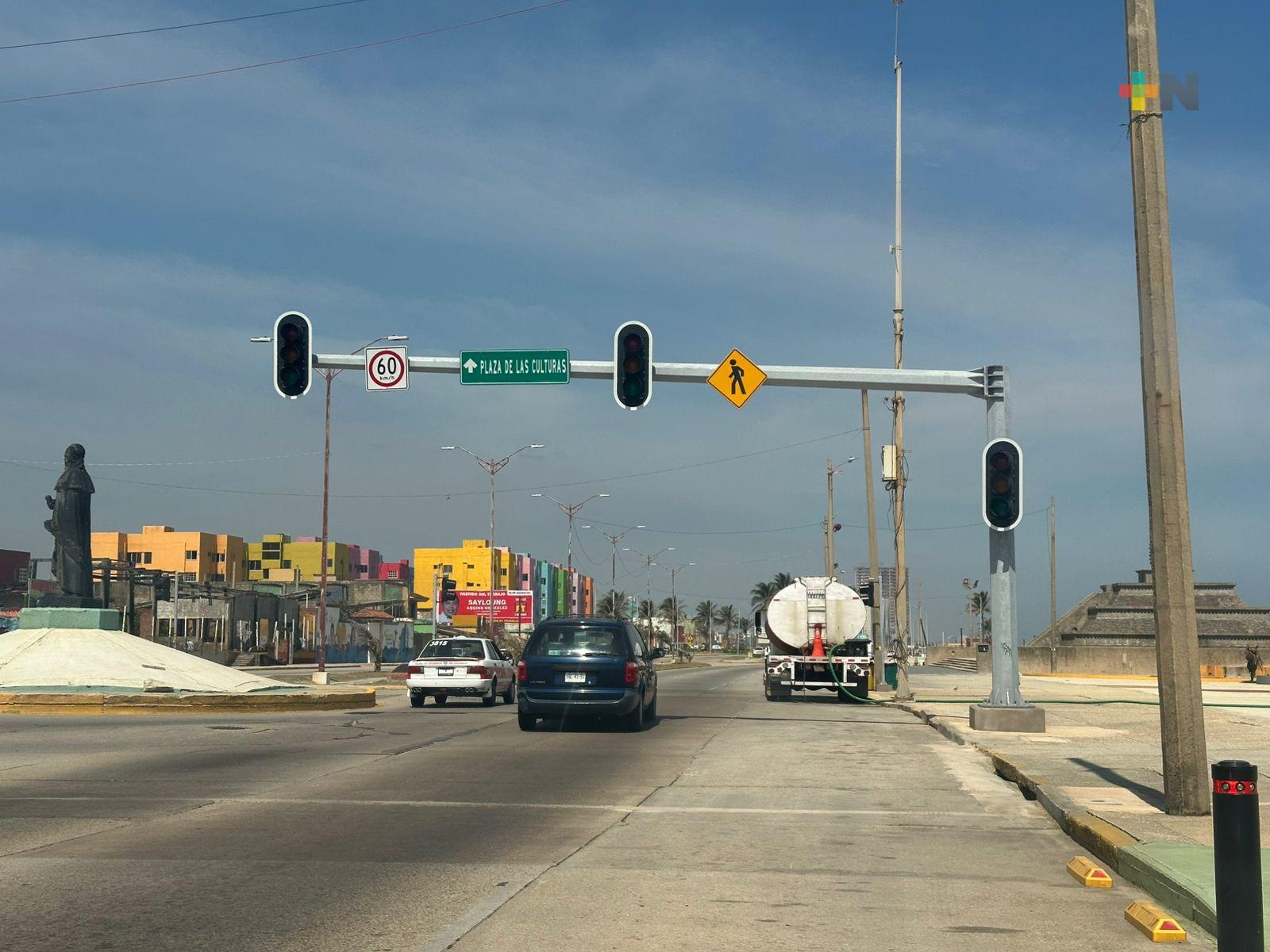 Viento y lluvia desprograman semáforos en Coatzacoalcos