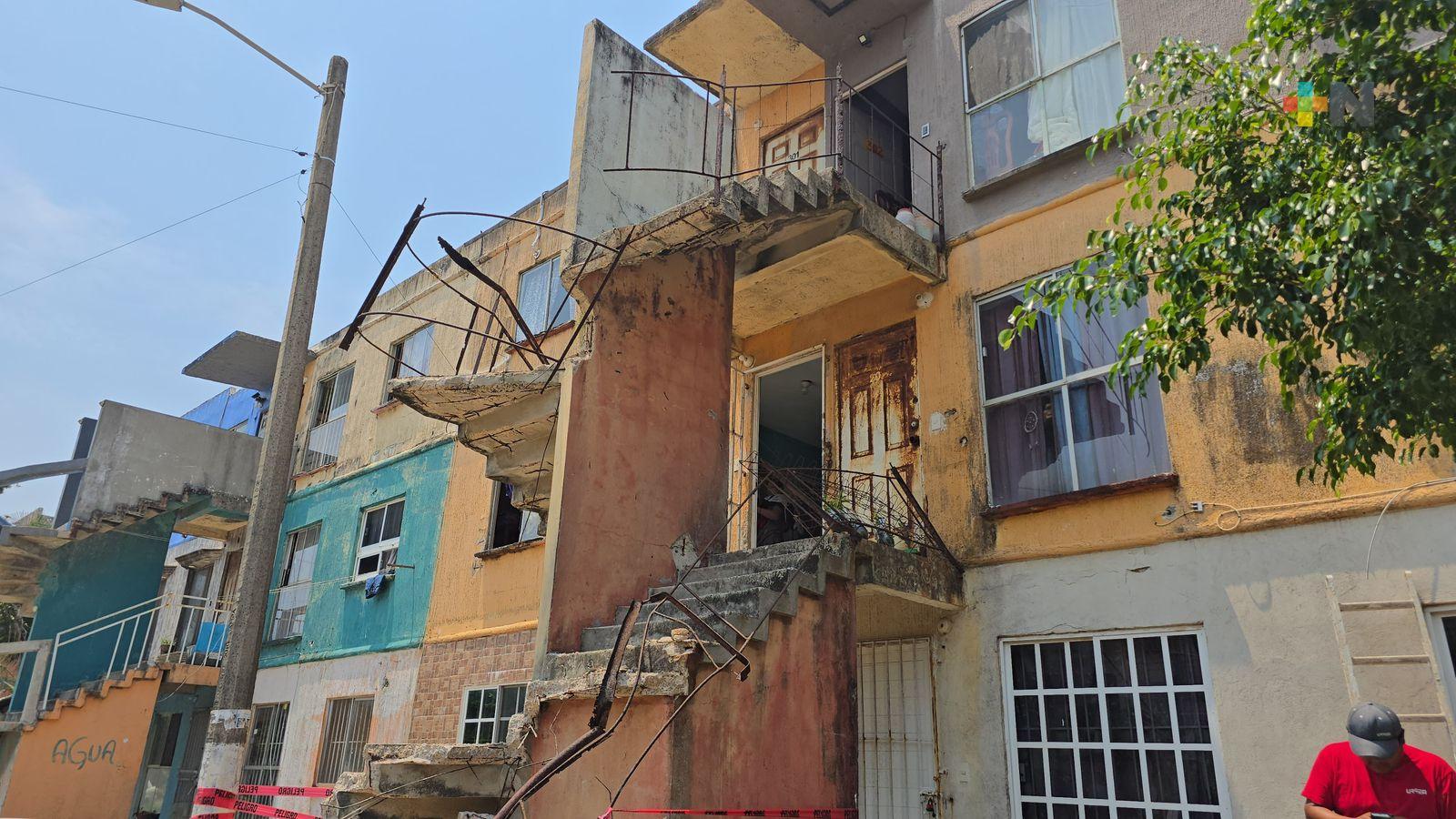 Se derrumba otra escalera en edificios del fraccionamiento Puerto Esmeralda