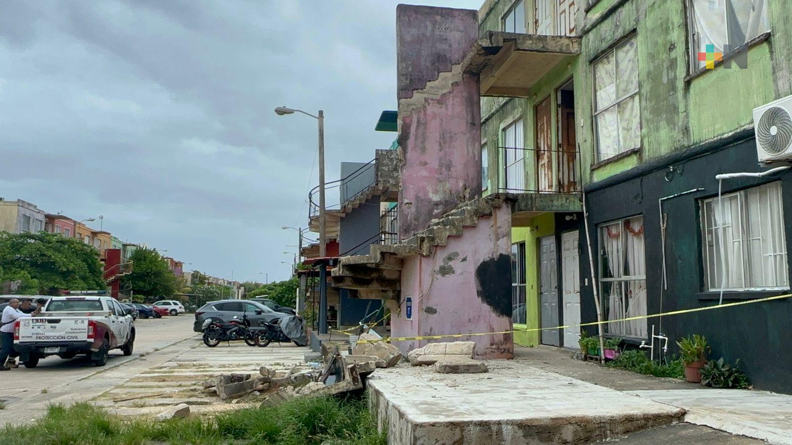 Escalera de edificio departamental en Coatzacoalcos se vino abajo