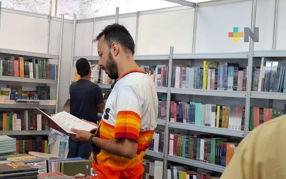 ¿Qué buscan los lectores en la feria del libro universitario?