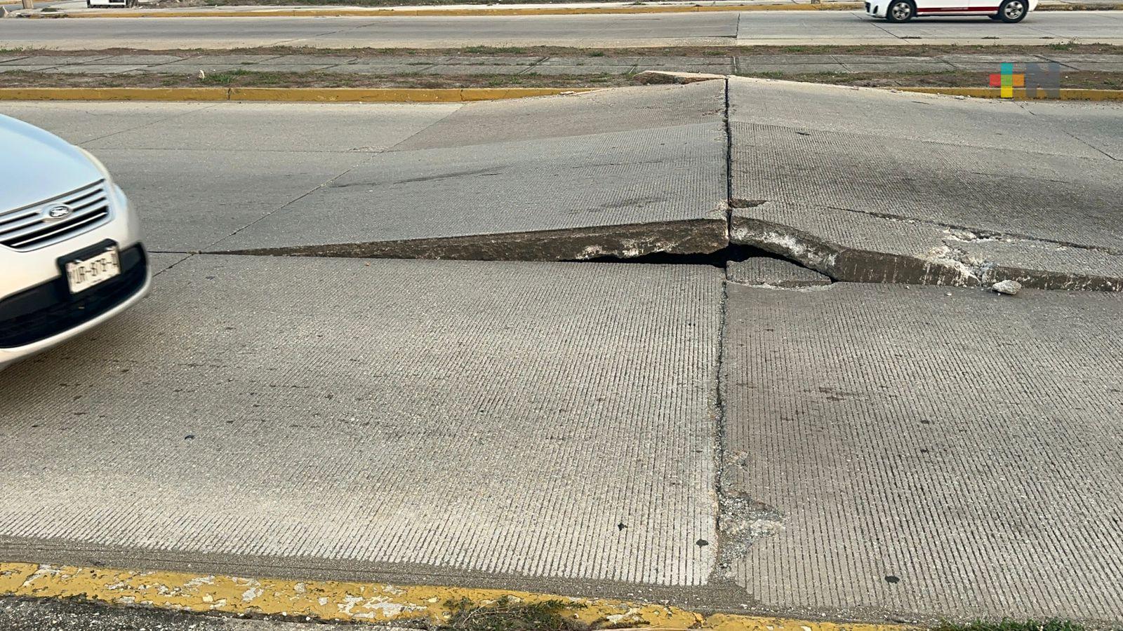 Pavimento fracturado en malecón de Coatzacoalcos