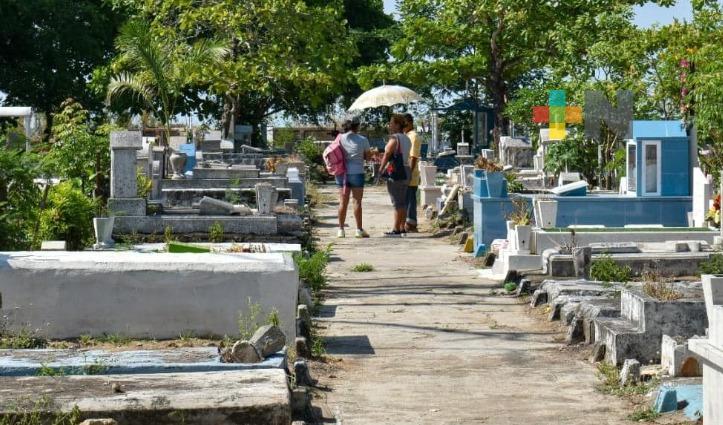 Familias acuden a panteones para llevar flores a las mamás