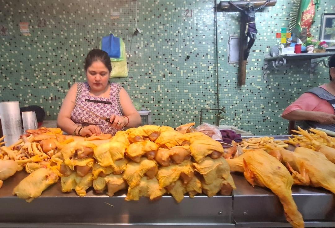 Incremento en precio del pollo es por un supuesto desabasto, señalan comerciantes