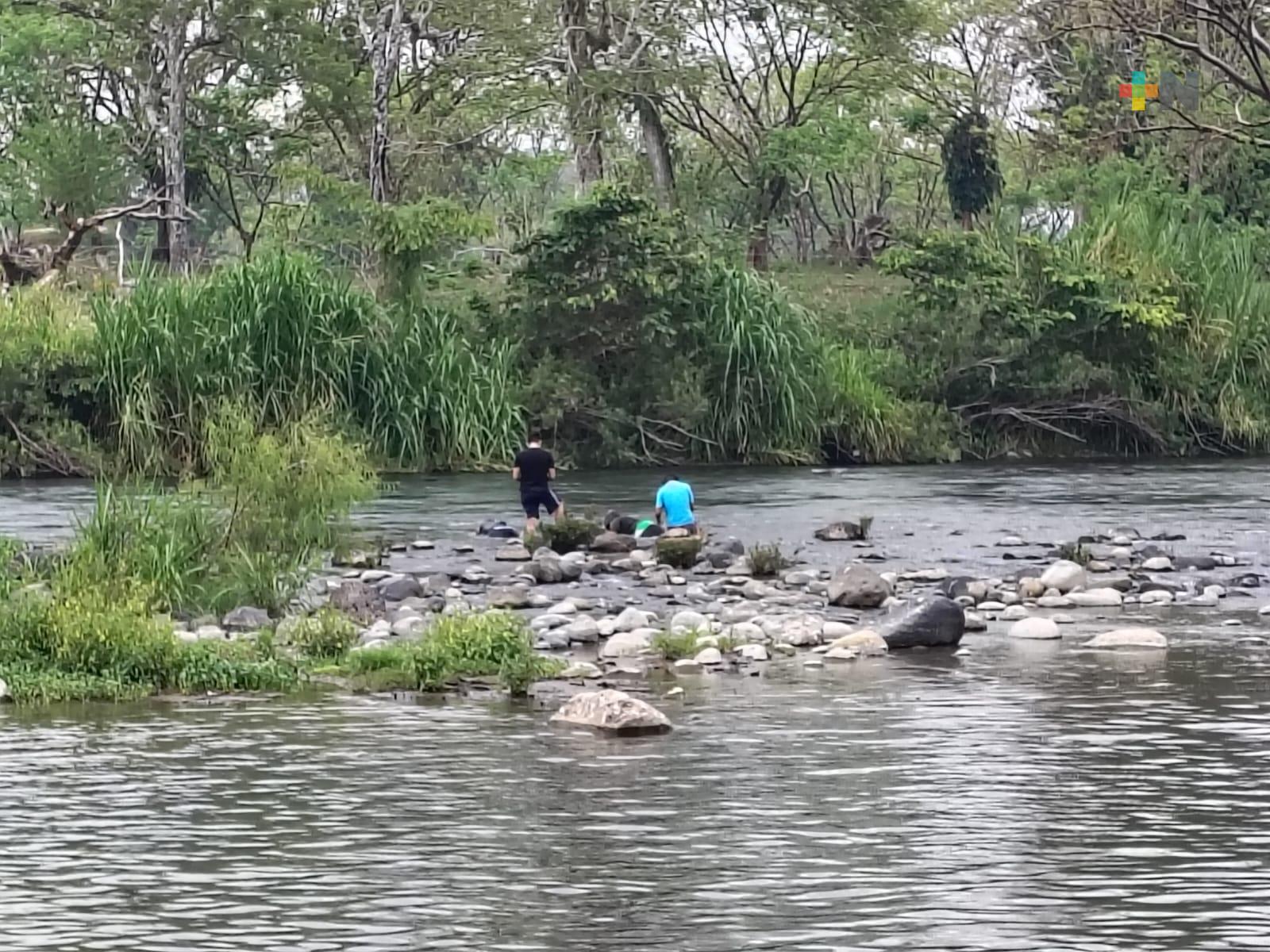 Familias acuden a cuerpos de agua para refrescarse del calor en centro de Veracruz