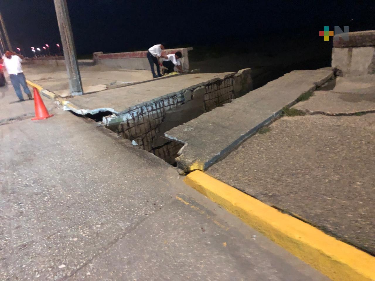 Dos personas lesionadas al abrirse socavón en banqueta del malecón costero de Coatza