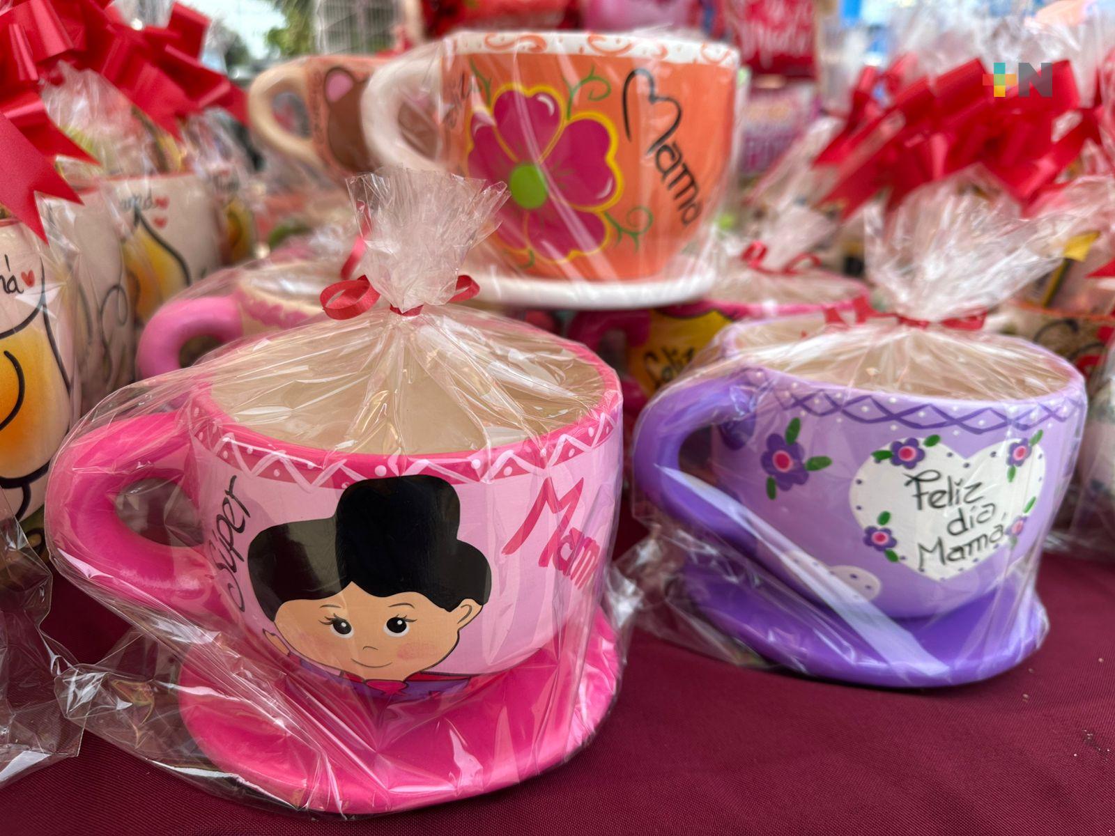 Comerciantes de Coatza aprovechan celebración del Día de las Madres