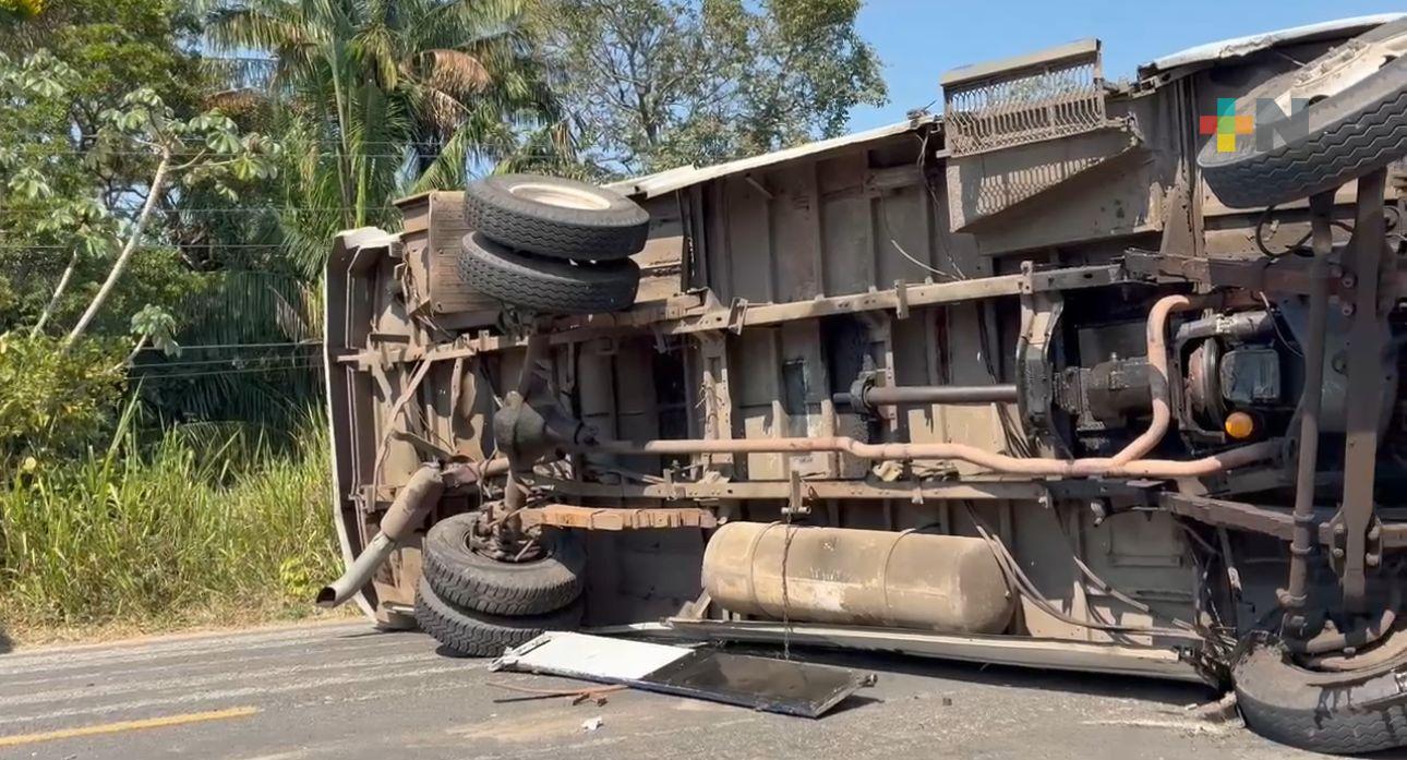 Aparatosa volcadura de urbano en carretera Minatitlán – Coatzacoalcos deja dos lesionados