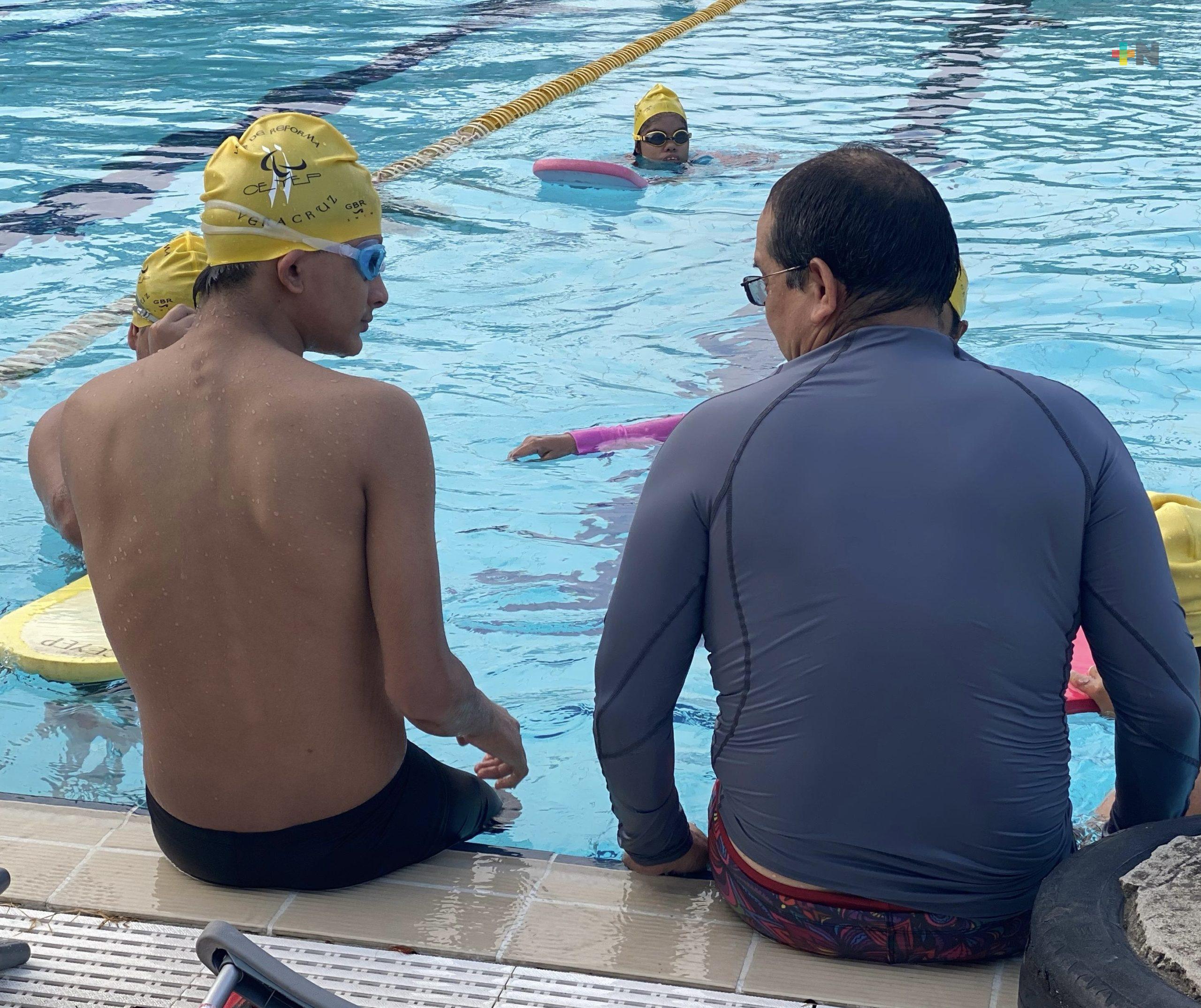 Brandon Gael inicia su camino en la natación adaptada