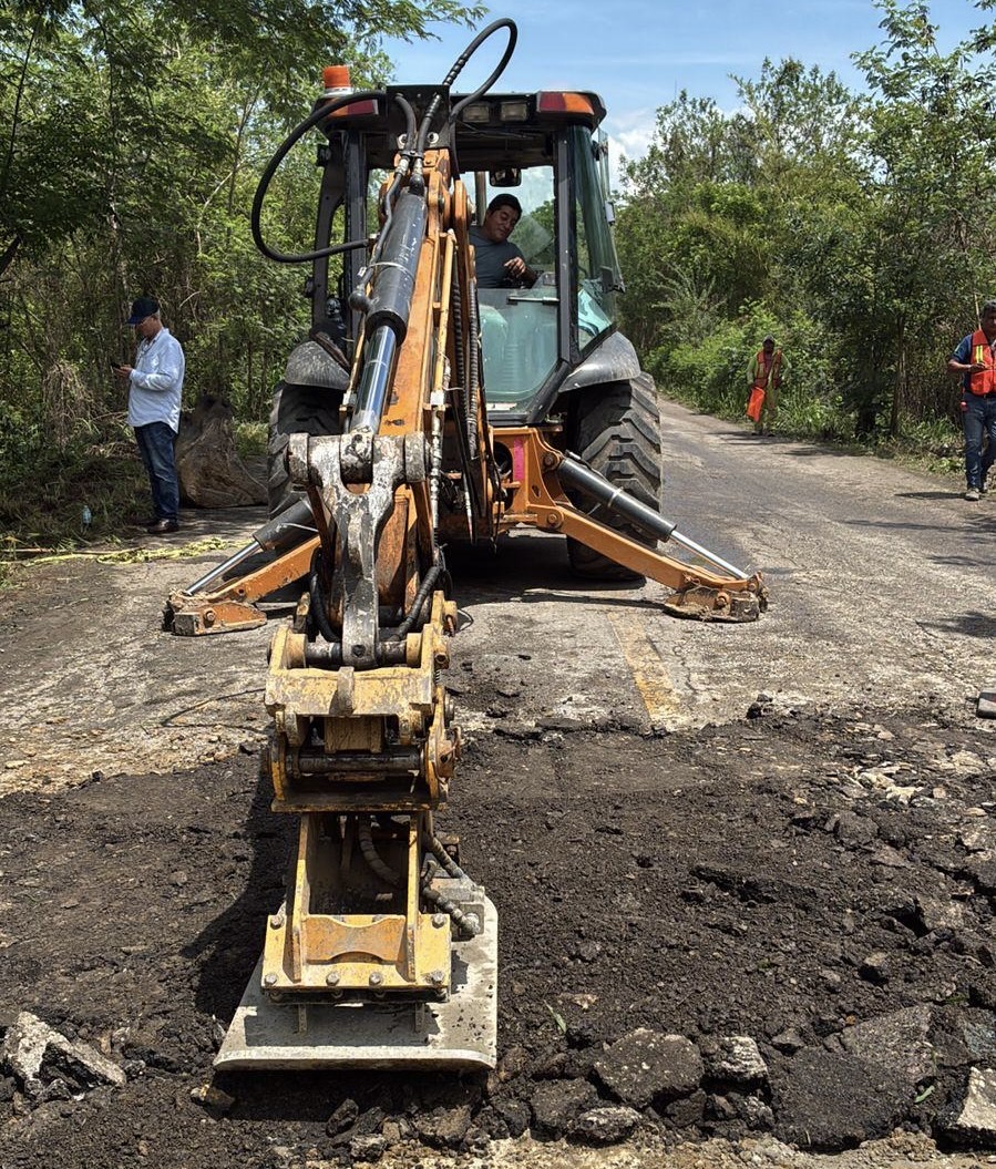 Atiende SICT socavón en la carretera Alazán Canoas, tramo San Sebastián Tantoyuca en Veracruz