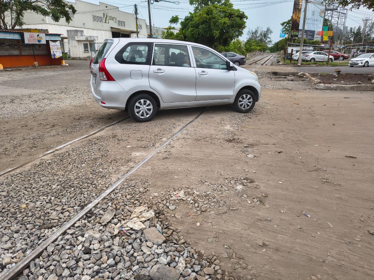 Cubren con arena vías del tren en Veracruz puerto
