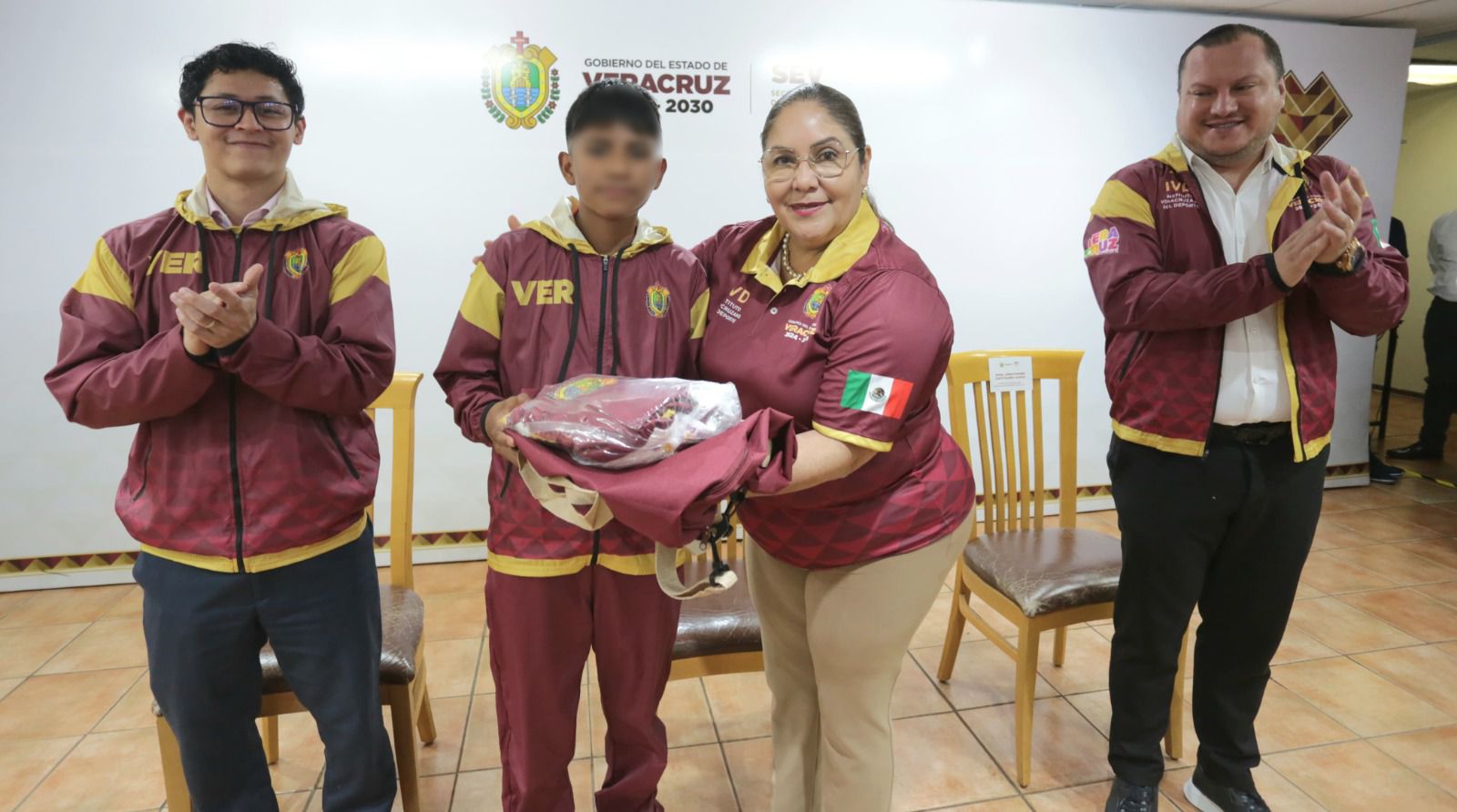 Abandera SEV a delegación que participará en Torneo de Fútbol 5 vs 5