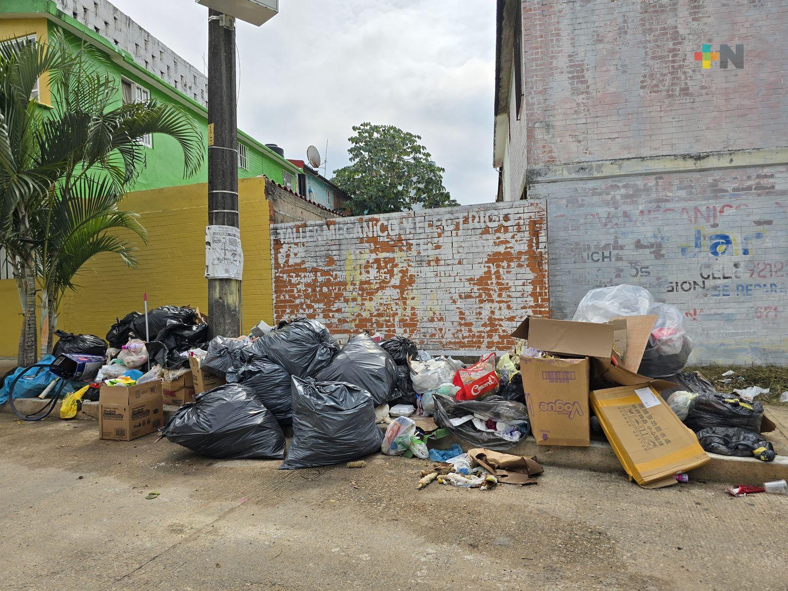 Colonos acumulan basura en algunas calles de Coatza aun si no pasa camión recolector