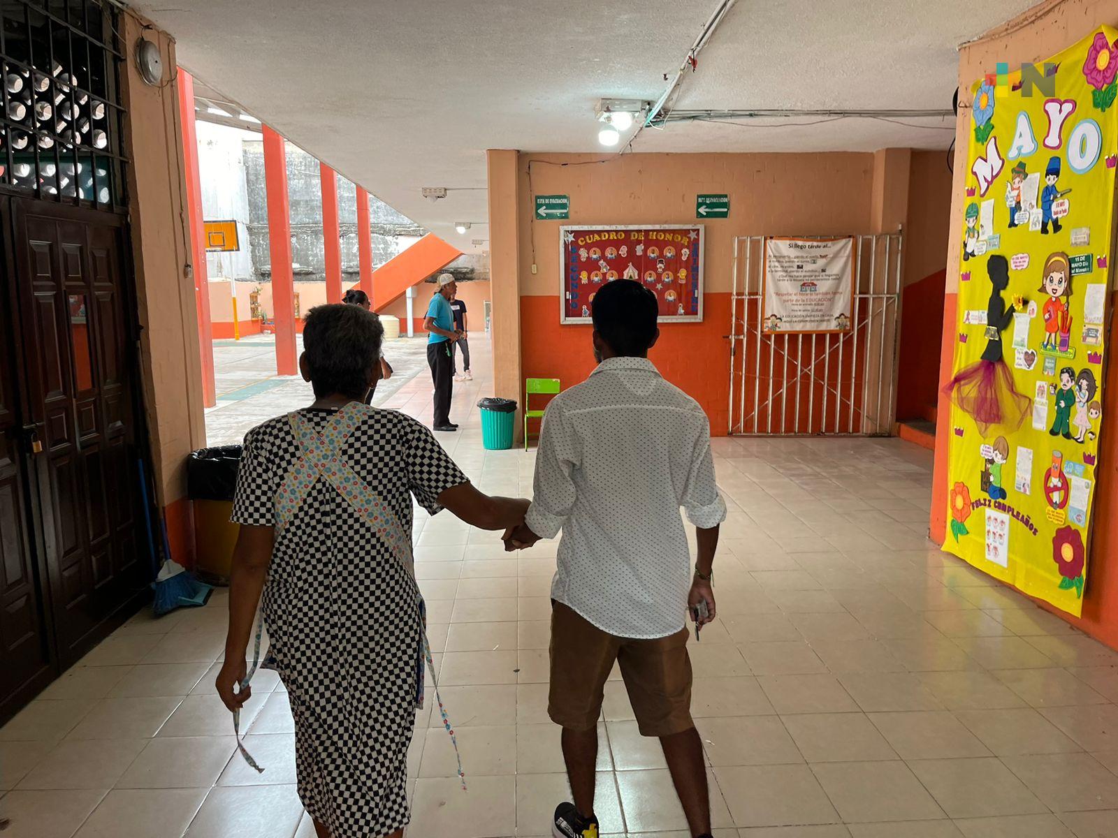 Adultos mayores de Minatitlán acuden entusiastas y esperanzados a votar