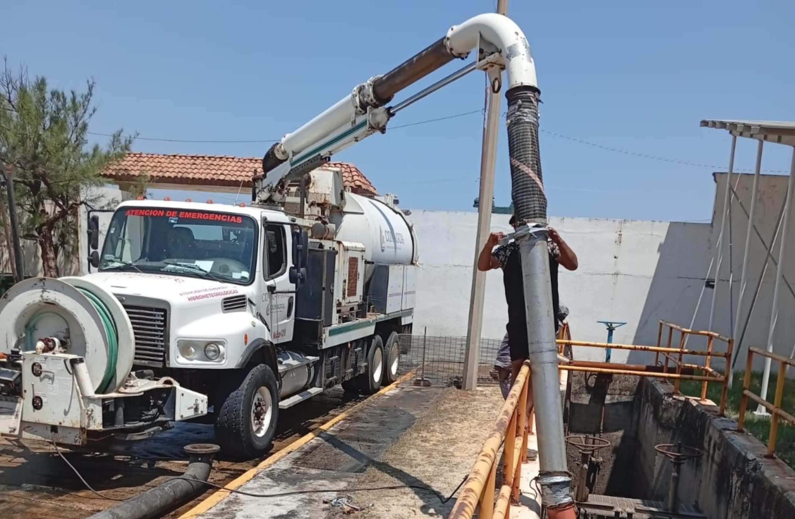Intensifican saneamiento en colonias de Coatzacoalcos