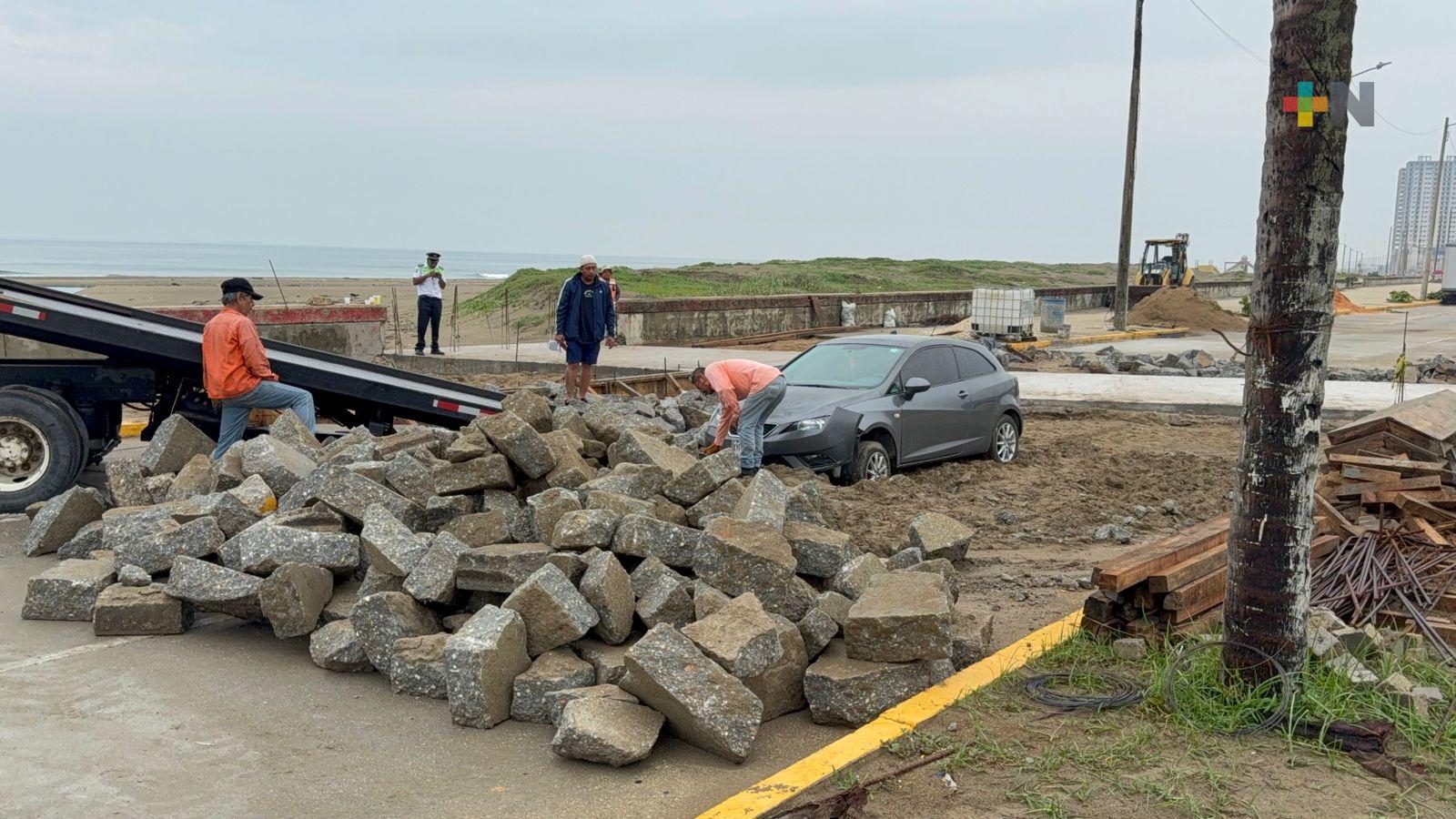 En Coatza se accidenta auto que no pudo evadir zona de reparación