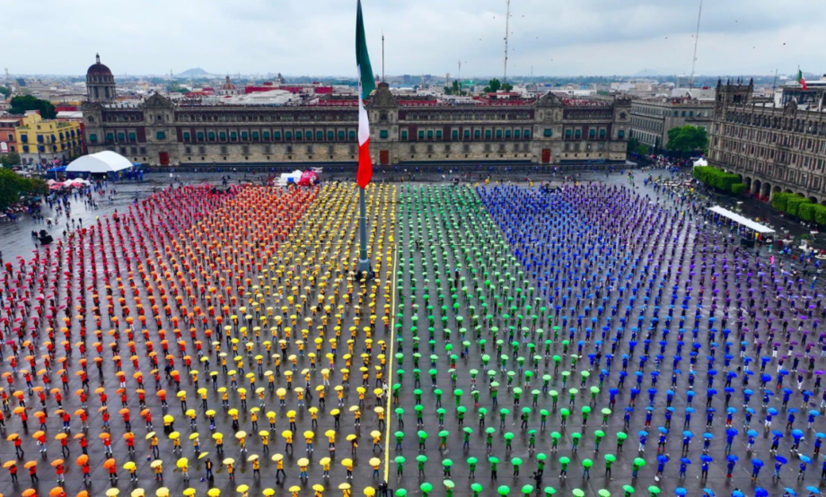 Forman en el Zócalo CDMX la bandera LGBTIQ+ más grande del mundo