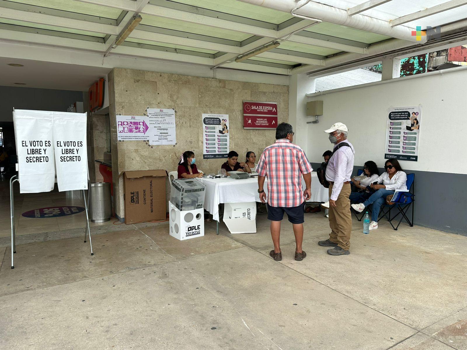 Afluencia moderada en casilla especial de terminal de autobuses de Coatza