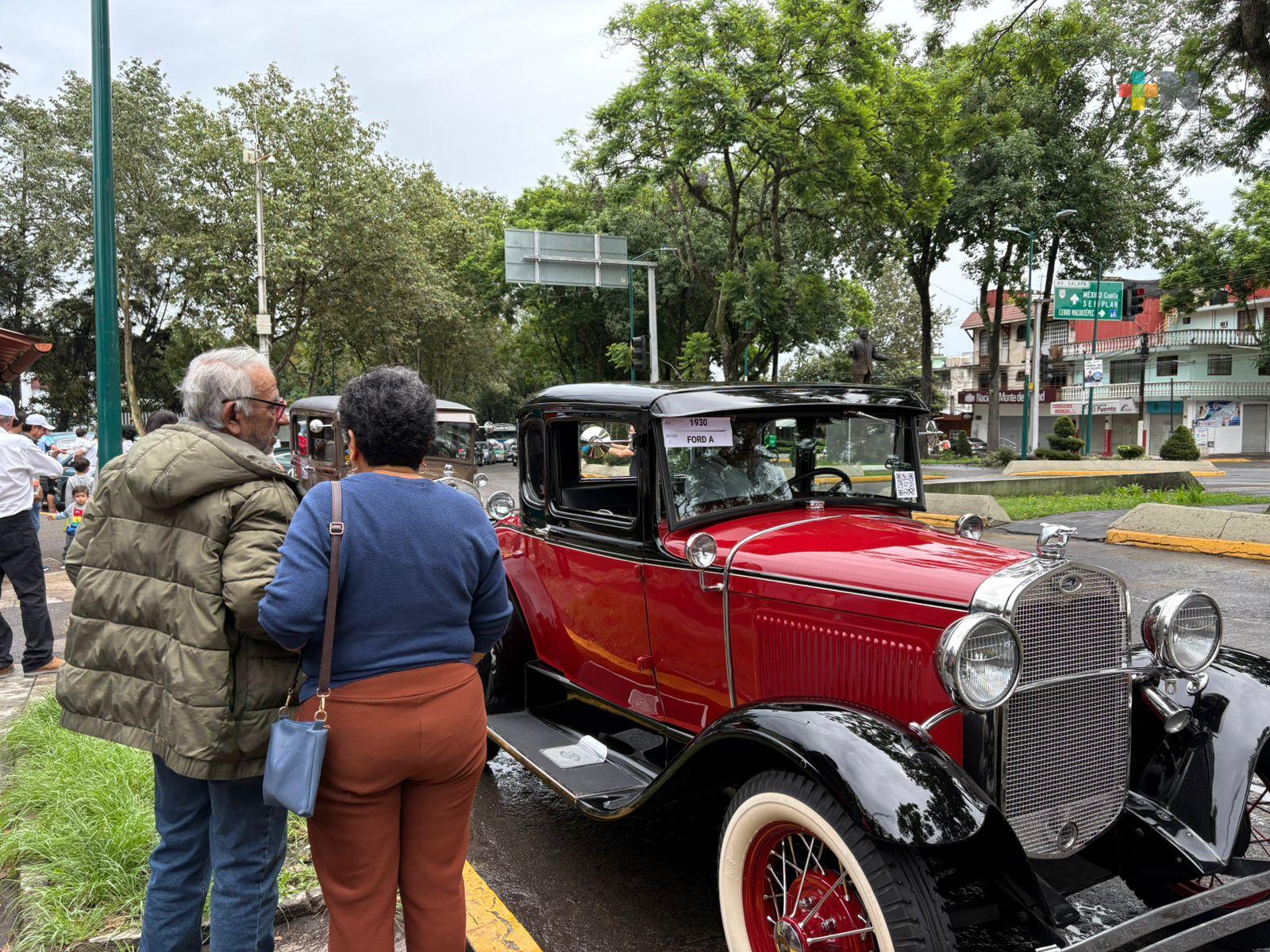 Desfile de autos antiguos en Día del Padre en Xalapa