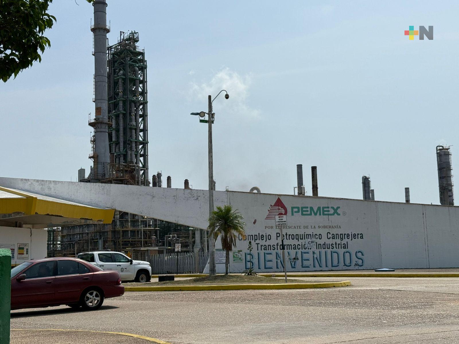 En Mundo Nuevo se quejan de olor de químico olor, les provoca malestares; acuden a Complejo Petroquímico Cangrejera