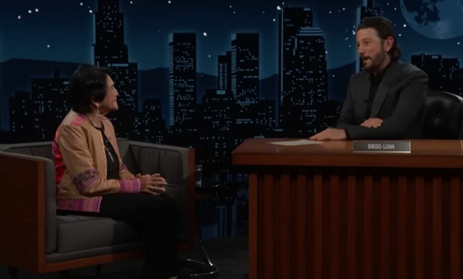 Diego Luna cierra su etapa en show de Jimmy Kimmel con entrevista a Dolores Huerta