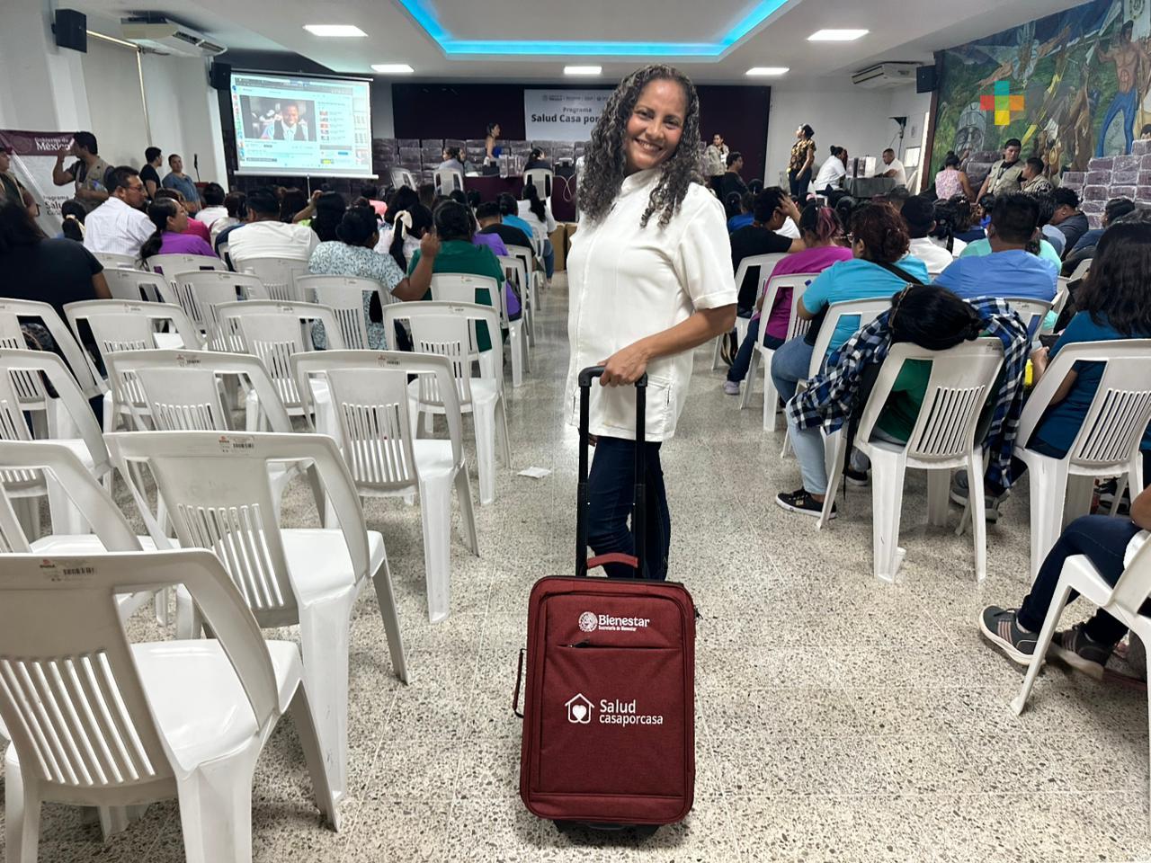 Entregan maletas para médicos y enfermeras del programa Salud Casa por Casa en sur de Veracruz