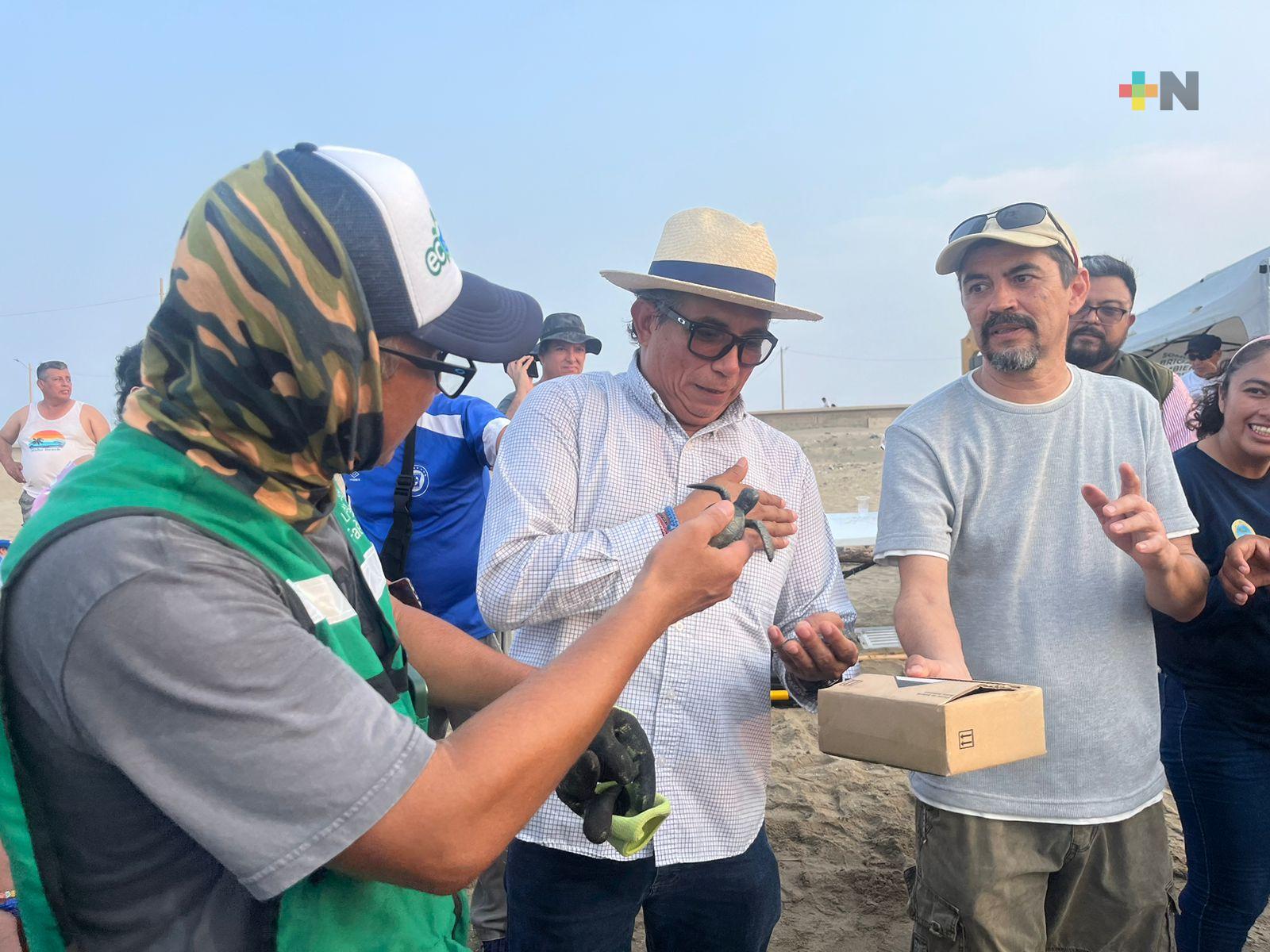Escultor Rigoberto Ramírez entrega figuras de tortugas a ambientalistas