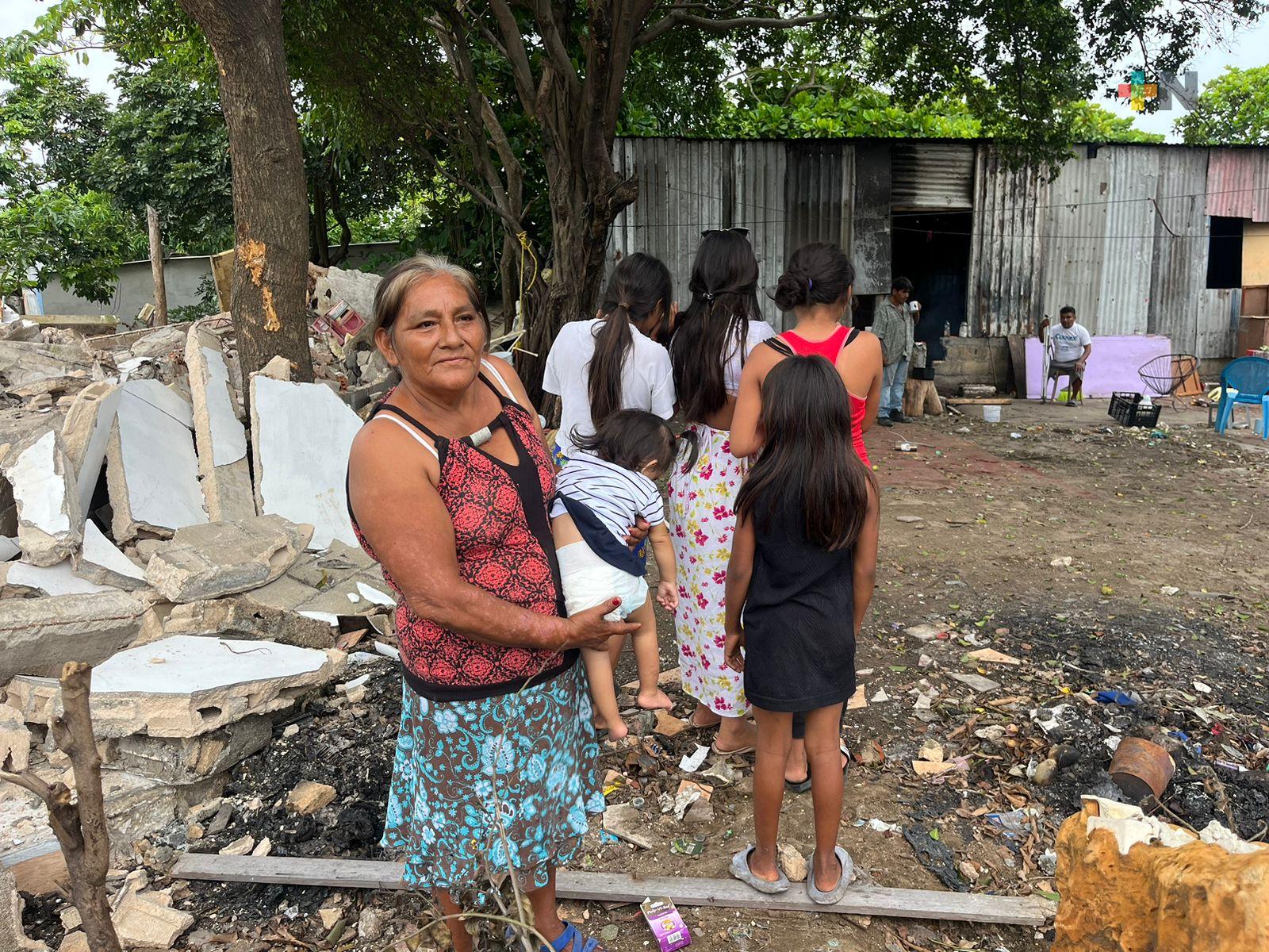 Familias satisfechas con casas para su reubicación en Coatza