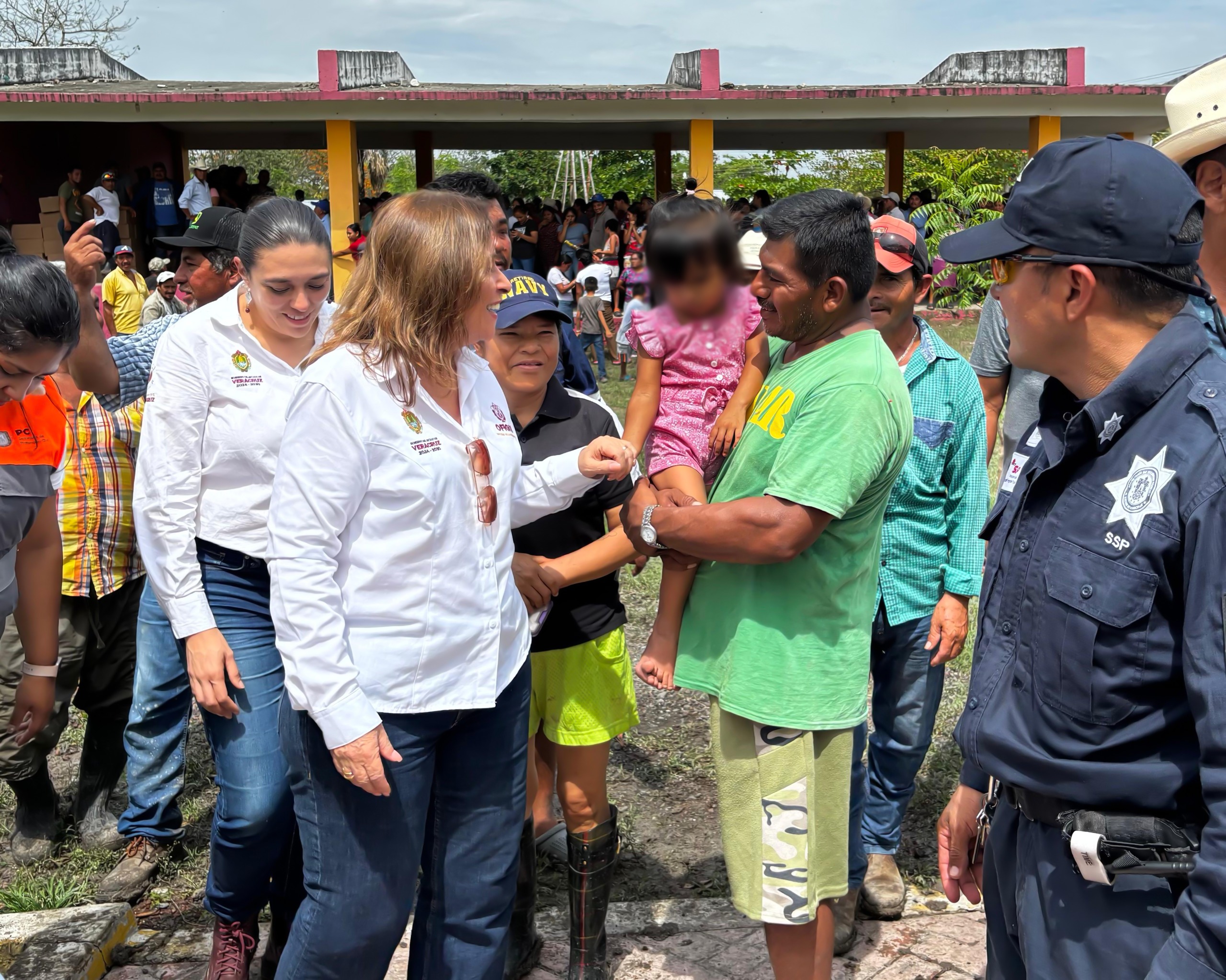 Gobernadora recorre comunidades afectadas por lluvias tras el paso del huracán «Erick»