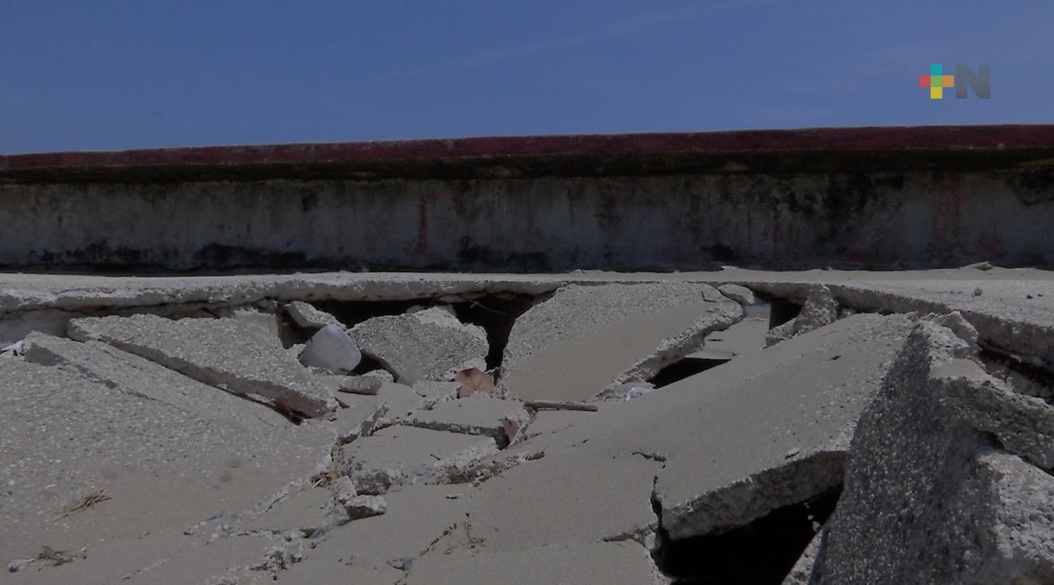 Se hunden losas de banqueta en malecón de Coatzacoalcos
