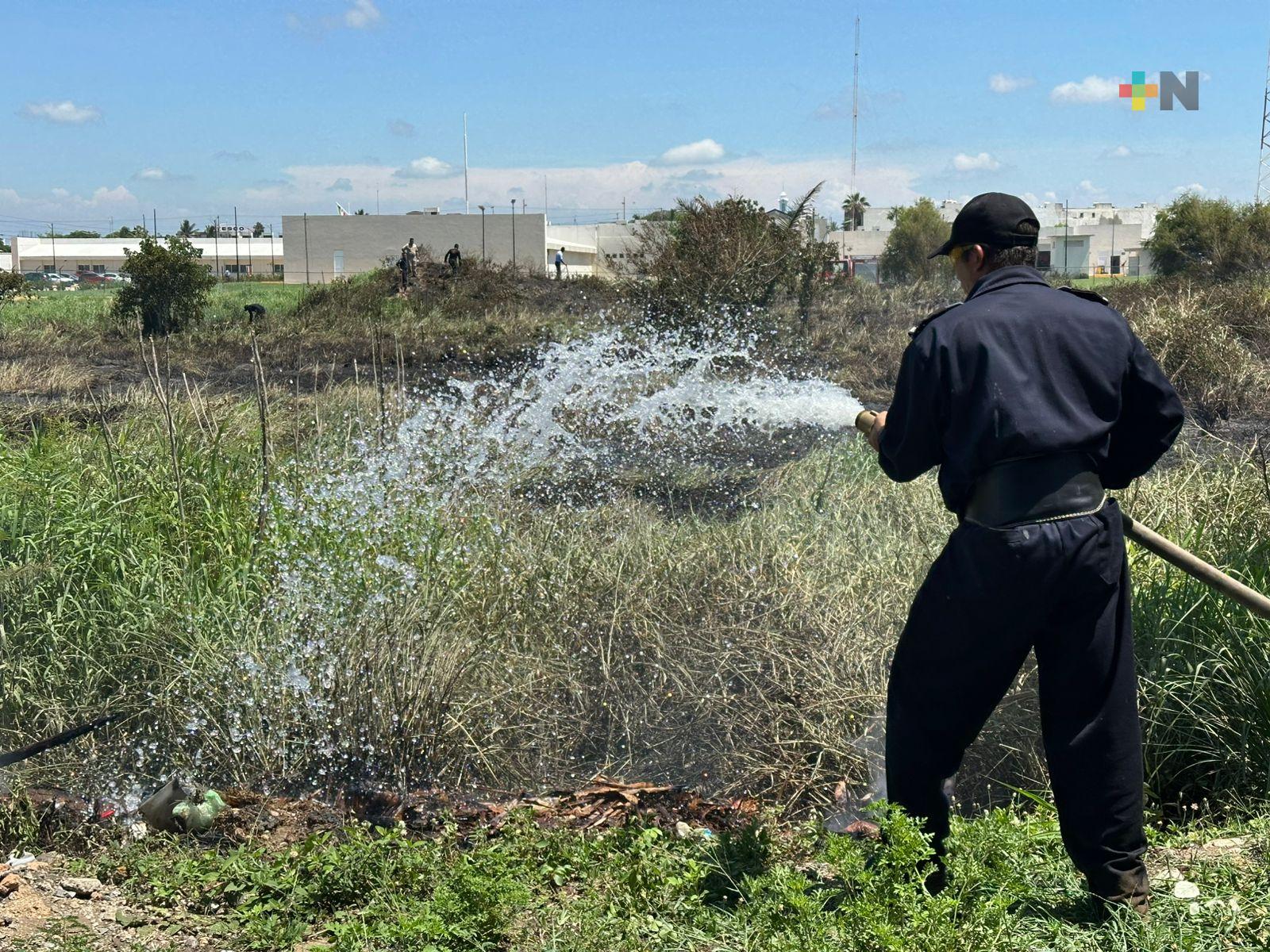 Atienden incendio de pastizal cerca de Hospital Naval de Coatzacoalcos