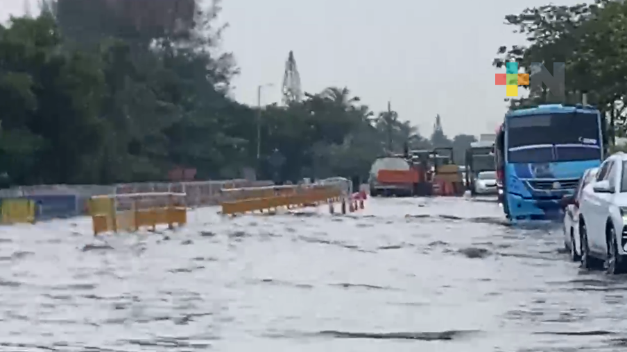 Primer aguacero cae antes de temporada de ciclones y colapsa drenaje en Veracruz puerto