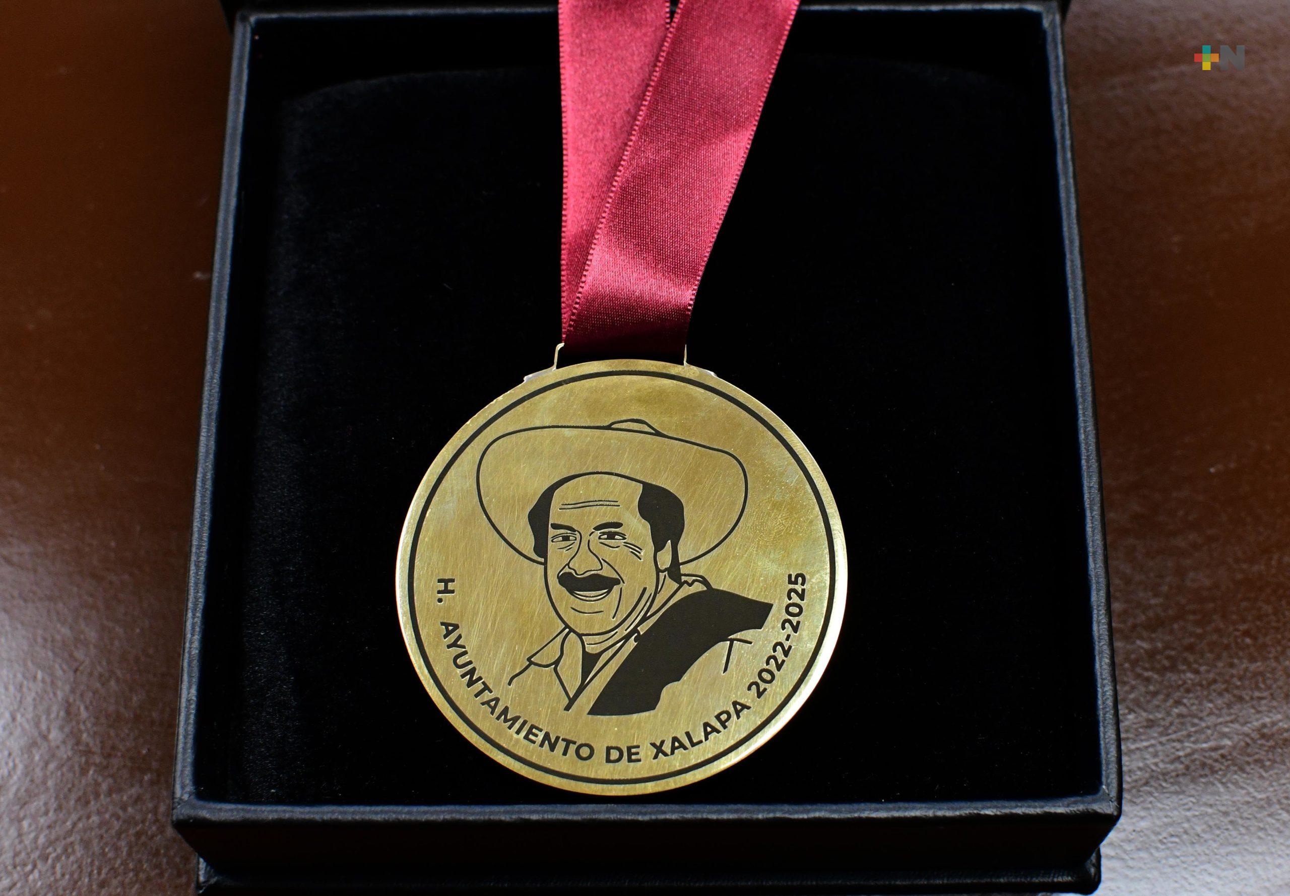 Gladys Villegas Morales recibe medalla «Juanote» al mérito artístico