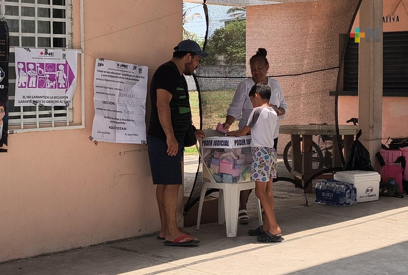 Padres inculcan en hijos la importancia de emitir sufragio