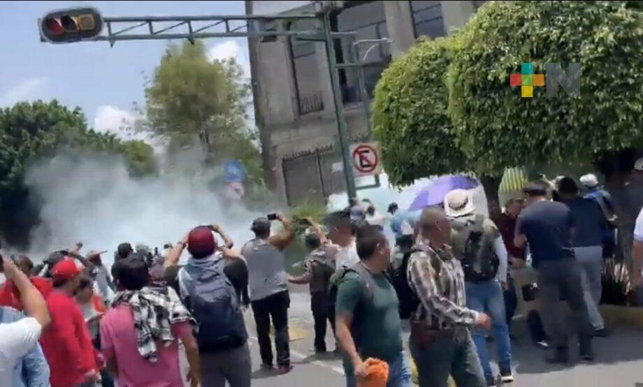 Grupo de personas encapuchadas llegan a Segob durante diálogo con CNTE