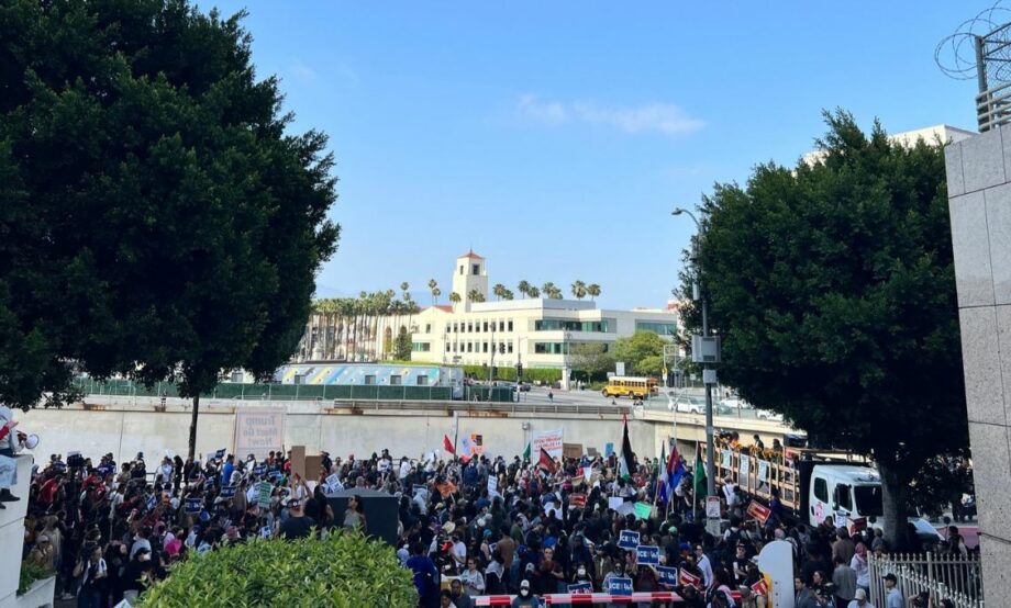 SRE habilita líneas de apoyo a migrantes en Los Ángeles