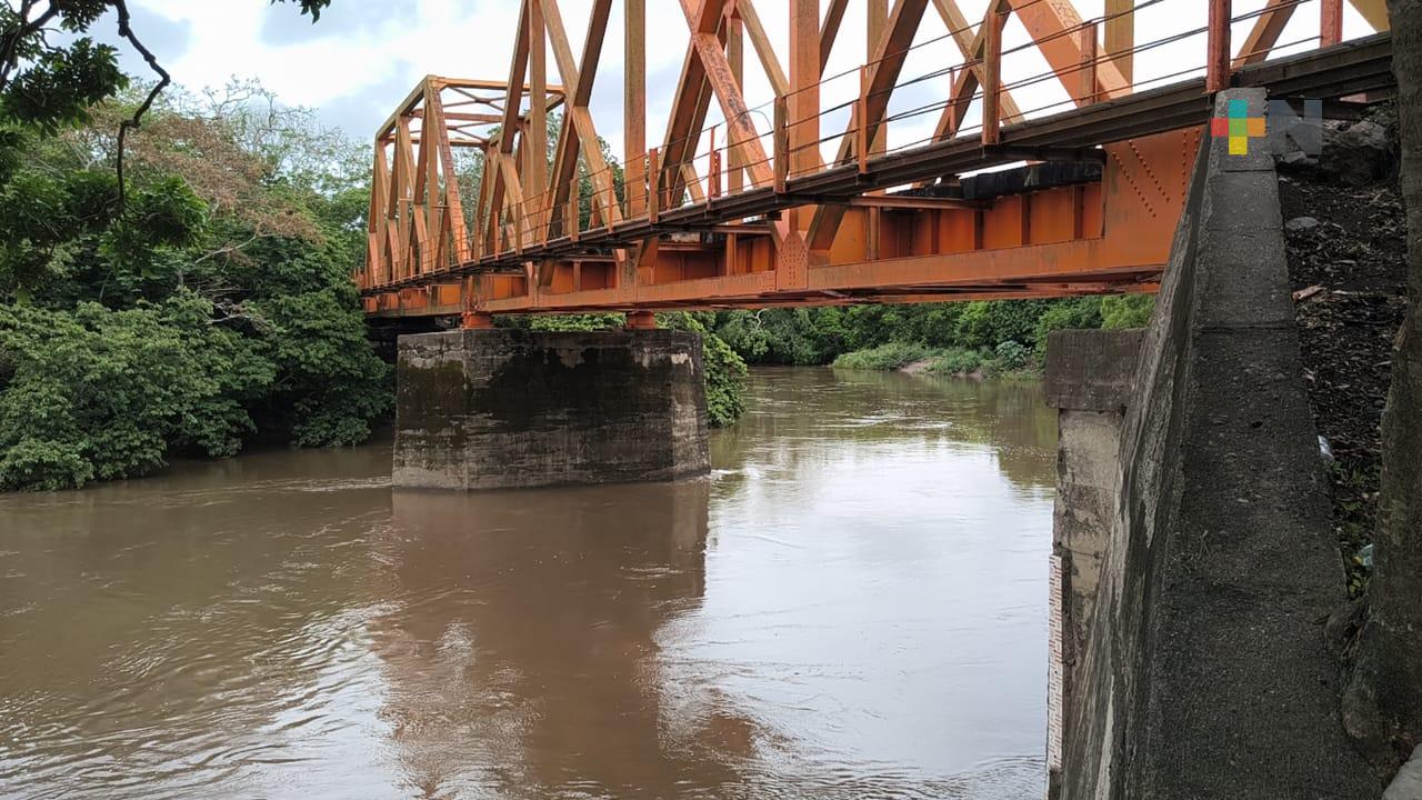 Pobladores de Medellín de Bravo alertas ante aumento de niveles de ríos