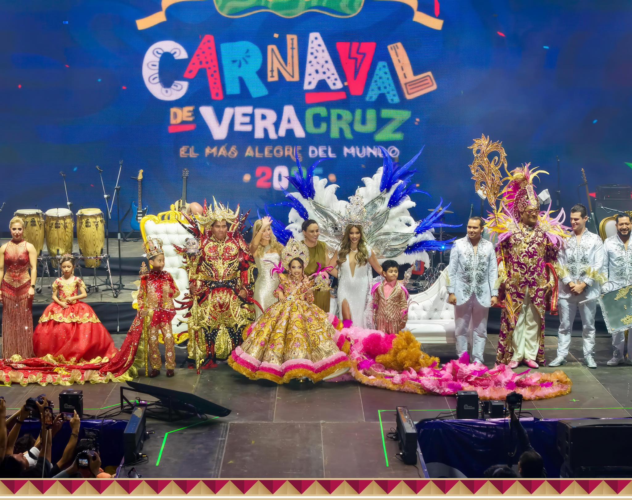 Rocío Nahle y Paty Lobeira encabezan ceremonia de coronación de reina del Carnaval 2025
